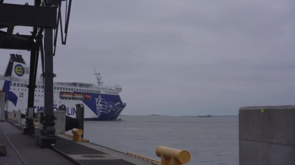 Gran ferry de pasajeros deriva en el agua de mar ondulante en el puerto — Vídeos de Stock