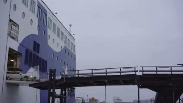 Coches salen moderno Helsinki Tallinn ferry de pasajeros en rampa — Vídeo de stock