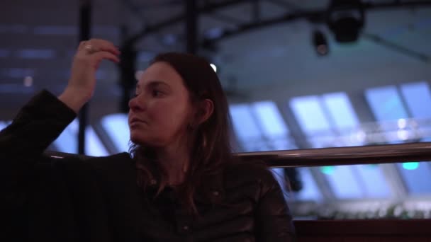 Femme regarde les gens et redresse les cheveux sur le ferry gros plan — Video