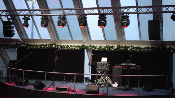 Podium met muziekapparatuur onder spotlights aan boord van veerboot — Stockvideo