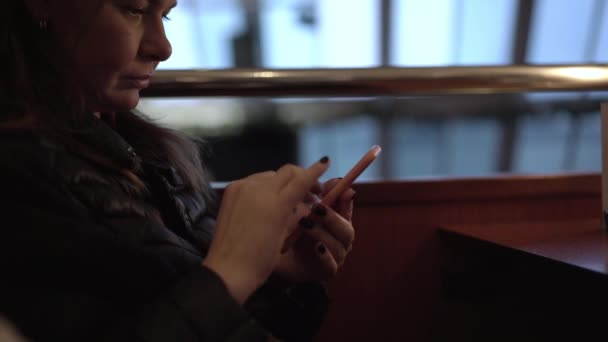 Frau sitzt halb im Gesicht und benutzt Gadget, um sich auf Fähre auszuruhen — Stockvideo