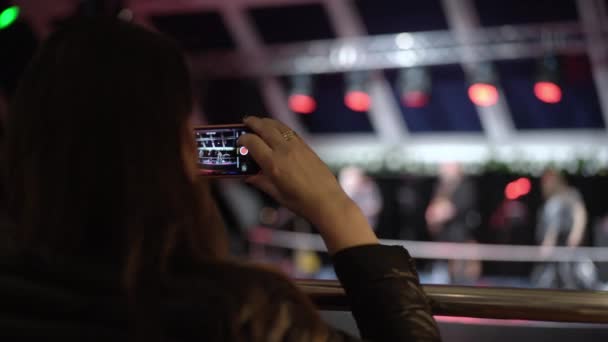 Toerist rust het nemen van foto van band muziek spelen op veerboot — Stockvideo