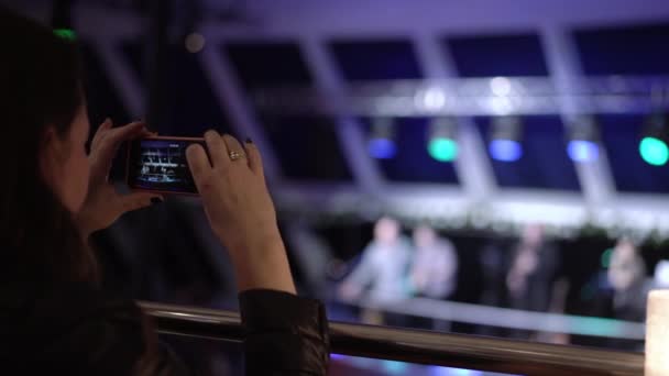 Žena se baví natáčení videa zpěvu hudební kapely v klubu — Stock video