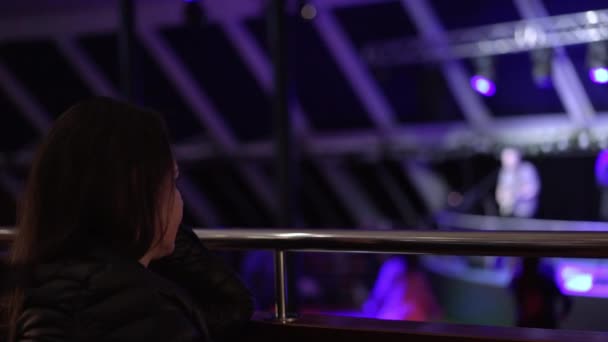 Woman listens to musical band enjoying ferry traveling — Stock Video