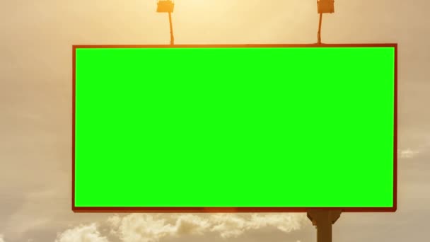 Grand panneau d'affichage avec écran vert sous la lumière du soleil arrière lumineux — Video
