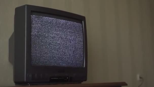 メイン電源テレビに接続し壁に点滅する画面で — ストック動画