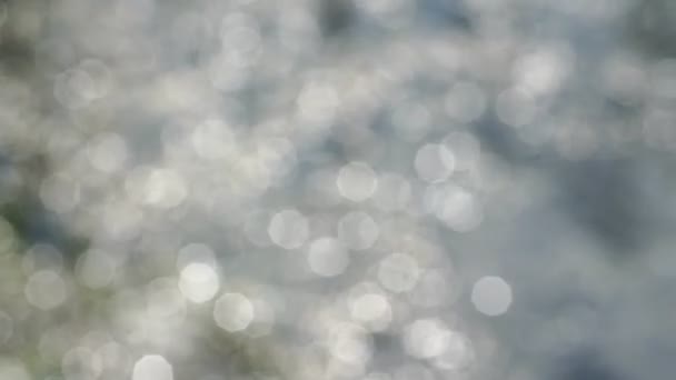 Agua borrosa a la luz del sol brillante crea fondo bokeh — Vídeos de Stock