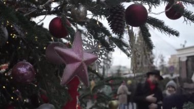 Noel ağacı dalında yıldız desenli pembe süsleme