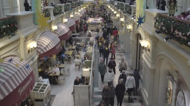 Mensen lopen langs het winkelcentrum op zoek naar cadeautjes — Stockvideo