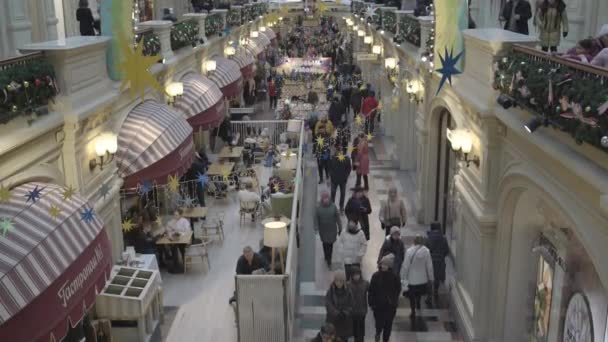 People walk along shopping centre looking for presents — 비디오