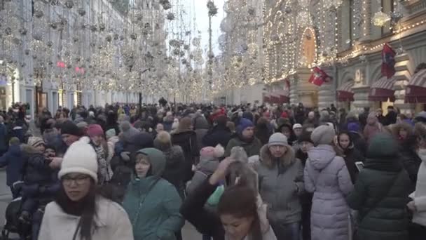 Turisti a piedi lungo la piazza della città sotto decorazioni festive — Video Stock
