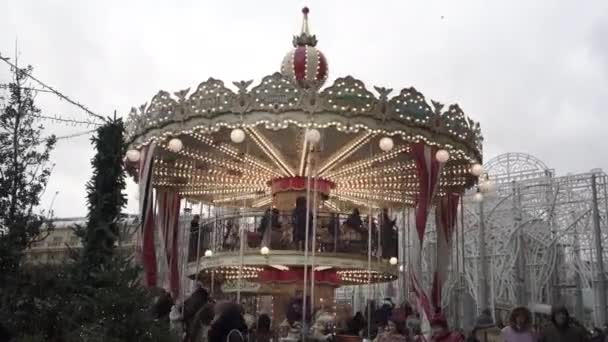 Kinder vergnügen sich auf Karussell beim Neujahrsmarkt — Stockvideo