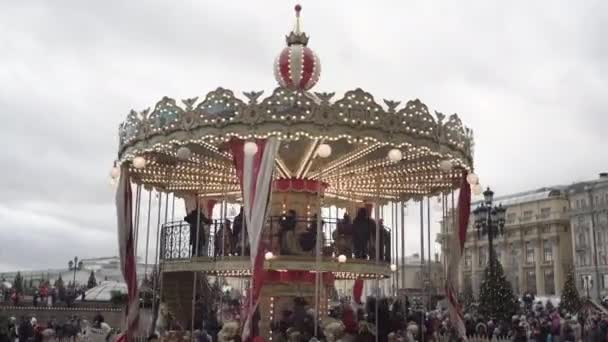 Kinderen vermaken zich op carrousel weekend doorbrengen op het stadsplein — Stockvideo