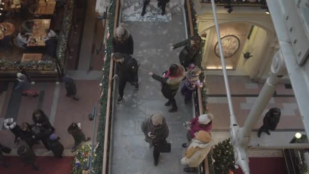 Le persone fanno selfie nel centro commerciale trascorrendo le vacanze con le famiglie — Video Stock