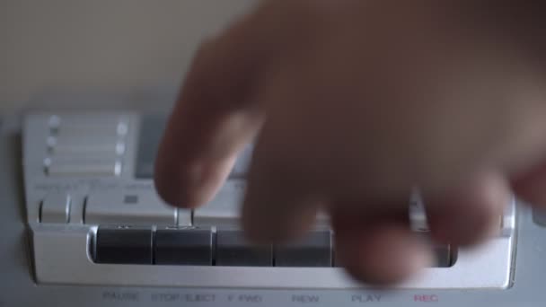 Man neemt cassette wisselt kant en drukt op play knop — Stockvideo