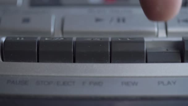 Homem rebobina música operando botões no painel do gravador — Vídeo de Stock