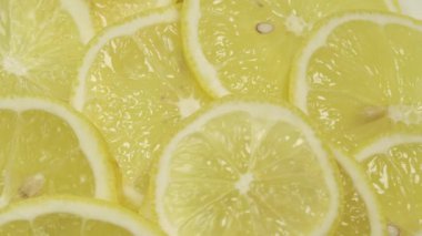 Lezzetli taze limon dilimleri ve ince bir makro manzara.