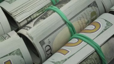 Lastik bantlarla tutturulmuş banknotlar.