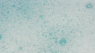 Açık mavi deniz manzaralı köpüklü yumuşak banyo köpüğü.