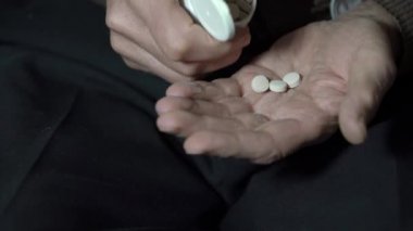 Kırış kırış elleri olan emekliler avuç içlerine uyuşturucu döker.