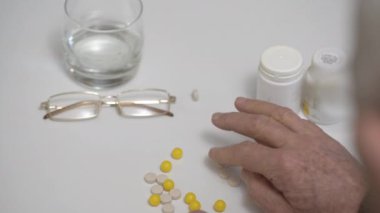 Emekliler yakın planda beyaz ve sarı uyuşturucu sayarlar.