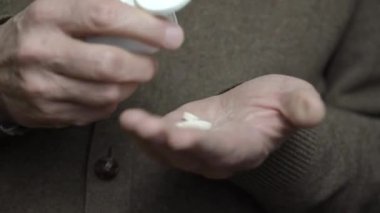 Son sınıf öğrencisi Palm 'a ilaç dökerek yakın çekim yaptırıyor.