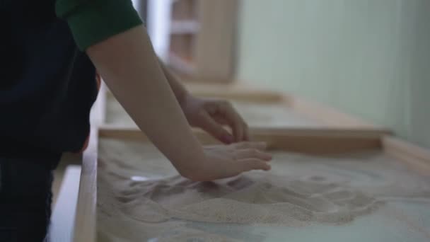 Παιδί αποκτά δεξιότητες σχεδίασης στην άμμο γραφείο ανάπτυξη φαντασία — Αρχείο Βίντεο