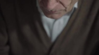 Yaşlı adam not defterine boş zaman harcayan mesajlar yazar