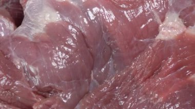 Büyük taze domuz eti parçasının üzerinde hareket var.