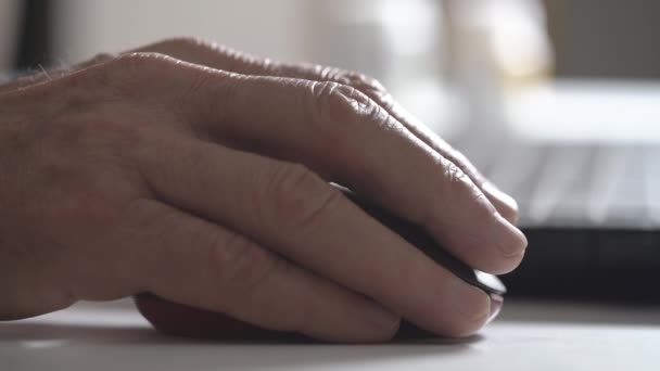 Hand with wrinkles scrolls laptop mouse surfing Internet — Stock Video