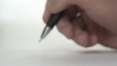 Bilge, yaşlı, buruşuk sağ el, yakın plan notlar yazar.