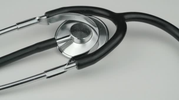 stéthoscope noir et argent tourne sur fond blanc 