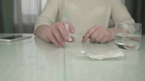 Young woman takes syringe with trembling hand and throws — Stockvideo