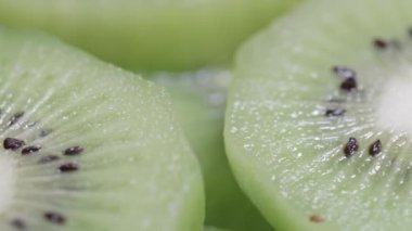 Parlak hafif makroda lezzetli kivi dilimleri boyunca hareket