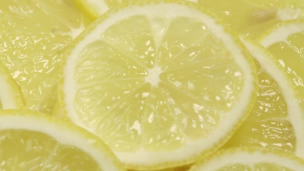 Рух навколо соковитих скибочок лимона з тонкою цедрою крупним планом — стокове відео