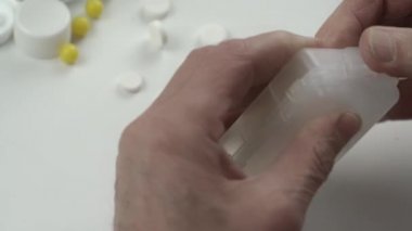 Son sınıf öğrencisi elleri şeffaf plastik kap kapağını açtı.