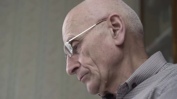 Άντρας με ρυτιδιασμένο πρόσωπο που φοράει γυαλιά παίρνει καθημερινά ναρκωτικά — Αρχείο Βίντεο
