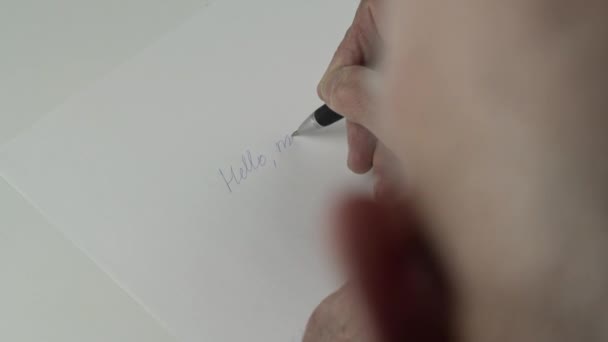 Äldre man med rynkiga händer skriver vackra brev närbild — Stockvideo