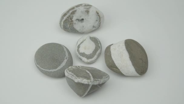 Hermosas rocas de guijarros rayados de colores blanco y gris — Vídeos de Stock