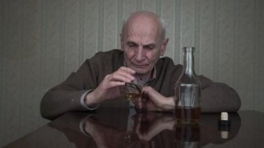 Yaşlı alkolik uyanır viski içer ve tekrar uykuya dalar.