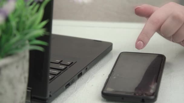 types de main de fille sur smartphone moderne et ordinateur portable gros plan 