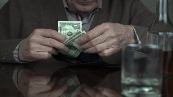 Пожилой человек руки вынимают банкноты и монеты из бумажника — стоковое видео