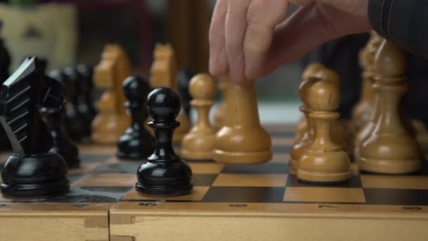 main se déplace tour blanc et chevalier noir sur échiquier gros plan 