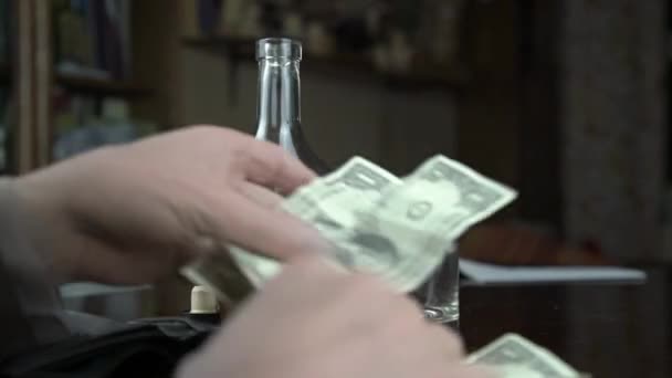 Oude persoon handen giet cognac in transparant glas closeup — Stockvideo