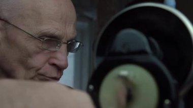 terzi dikiş makinesini doğru dikiş yapmak için hareket ettirir