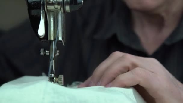 Homem trabalha na máquina de costura e agulha se move para cima e para baixo — Vídeo de Stock