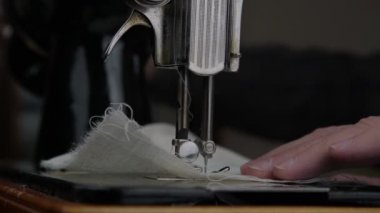 terzi dikiş makinesinde çalışır ve iğne hareketler yapar