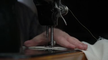 Dikiş atarken terzi el ve iğne hareketlerini döndürür