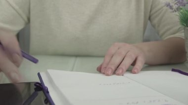 Modern akıllı telefonlarda deneyimli iş kadını tipleri