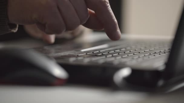 Pensioner digita carta ao velho amigo no teclado do laptop — Vídeo de Stock